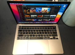 苹果MacBook Pro，双系统，带键盘背光灯